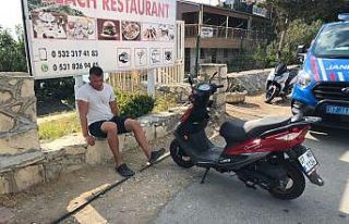 Rus turist, kiraladığı motosiklet ile patenli gence...