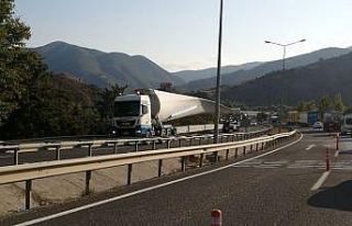 Rüzgar türbin kanadını taşıyan tır sıkışınca...