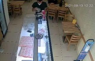 Sadaka kutusunu poşetine koyarak çaldı, börek...