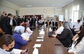 Şahin ilk ders gününde öğrencilerin heyecanına...