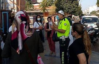 Salihli’de yaya ve sürücülere broşürlü uyarı