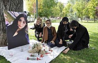 Sally, en sevdiği yerde arkadaşları ve yakınları...