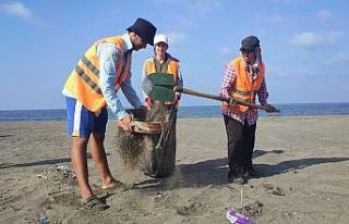 Samandağ sahilinde petrol temizliği sürüyor