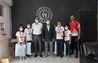 Şampiyon Muaythai sporcularından Kabakcı’ya ziyaret