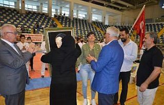 Şampiyonada şehit annesini duygulandıran resim