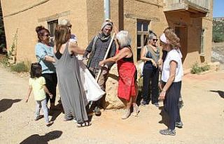 Sanatçıların köyünde yarı gerçeksi heykel “mola”nın...