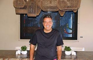 Sanatsever iş adamı otelini sanat eserleriyle süsledi,...