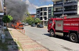 Sancaktepe’de hareket halindeki hafif ticari araç...