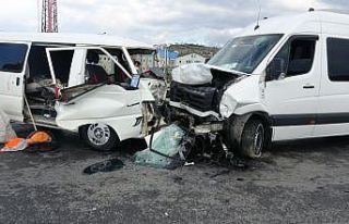 Sancaktepe’de okul servisi ile kamyonet kafa kafaya...