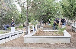 Sandıklı’da mezarlıklarda bakım ve çevre düzenlemesi...