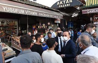 Şanlıurfa Valisi Erin, tarihi çarşılarda halkla...