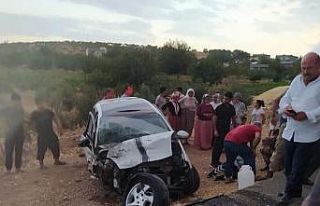 Şanlıurfa’da otomobil ile kamyonet çarpıştı:...