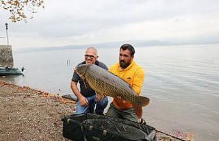 Sapanca Gölü’nde 23 kiloluk sazan yakaladı, sezonun...