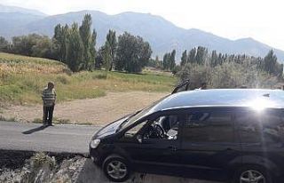Şarampole uçan otomobildeki 3 yaralı itfaiye ekiplerince...