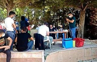 Sarıgöl’de ekipler mahalleleri gezerek aşı yapıyor