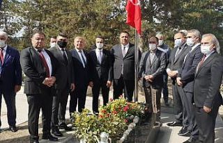 Şehit öğretmen Şenay Aybüke, mezarı başında...