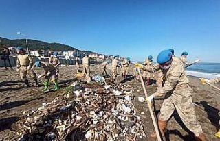 Selde kirlenen sahilin temizliğine Mehmetçik el...
