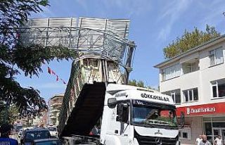 Seyir halindeki kamyon kasası açılınca yol levhasına...