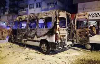 Seyir halindeki minibüs alev topuna döndü