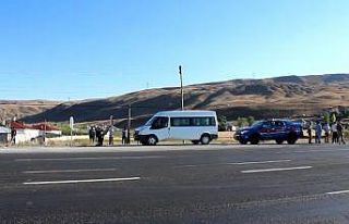 Seyir halindeki minibüsten düşen 2 kişi yaralandı