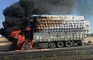 Seyir halindeki saman yüklü kamyon alev alarak yandı