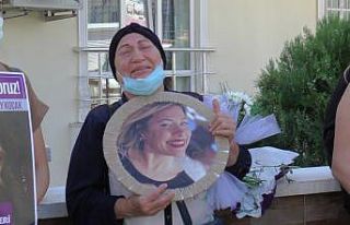 Sezay Koçak, ölüm yıl dönümünde evinin önünde...