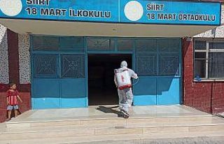 Siirt Belediyesi okullarda dezenfektan çalışmalarını...