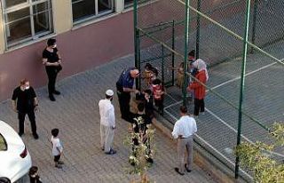 Siirt Emniyet Müdürü Yılmaz, minik öğrencilerle...