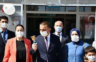 Siirt Valisi Hacıbektaşoğlu, ilk ders zilini çaldı