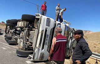 Siirt’te saman yüklü kamyon devrildi: 2 yaralı