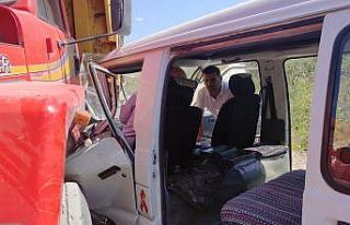 Sıkışan minibüs sürücüsünü itfaiye kurtardı