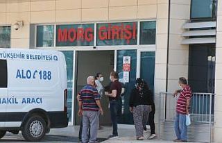 Silah sesi üzerine odaya koşan aile, genç anneyi...