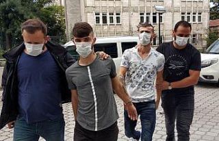 Silahlı saldırıda sokakta yürüyen kadını vuranlar...