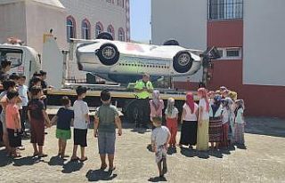 Simülasyon aracıyla emniyet kemeri eğitimi verildi