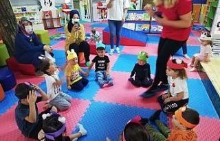 Sincan Bebek Kütüphanesinde minikler İngilizce...