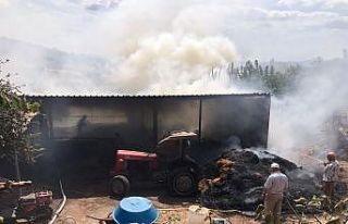 Sındırgı’da saman deposu yandı