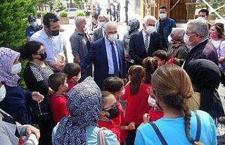 Sınıflarının kapatılmasını istemeyen veliler...