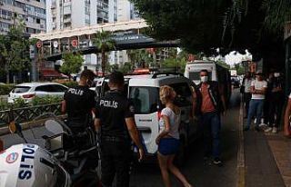 Sinir krizi geçiren kadın otobüs durağına saldırdı