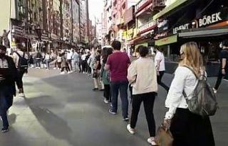 Şirinevler’de metrelerce uzanan otobüs kuyruğu...