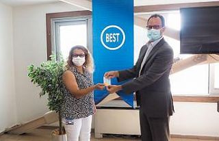 Şirket aşı olan personelini altın ile ödüllendirdi