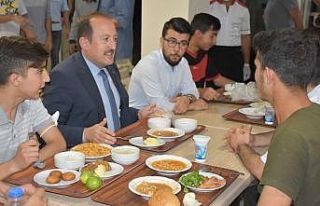 Şırnak Valisi Pehlivan, yurtta kalan öğrencilerin...