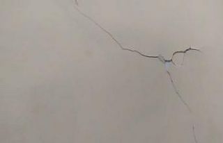 Sitede oturdukları binalarda çatlaklar oluşan vatandaşlar...