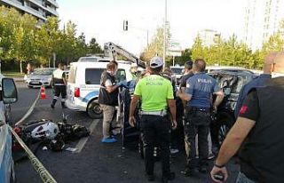 Son sürat giden motosiklet sürücüsü otomobile...