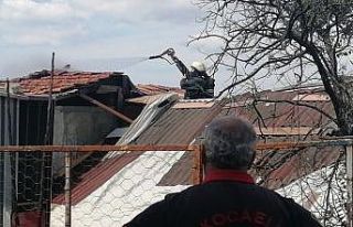 Söndürülmeyen sigara çatıyı yaktı