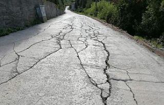 Su ve yol sorunu çözülmeyen mahalleli, belediyeye...