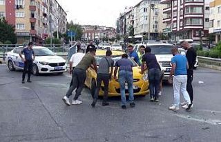 Sultangazi’de ticari taksi takla attı