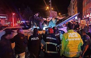 Şüpheli aracı kovalayan polis otosu kaza yaptı:...