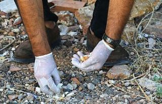 Şüpheli ölüm olayında inceleme yapan polisin...