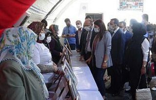 Sur İlçe Kaymakamı Çiftçi’den evlat nöbetindeki...