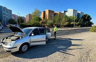 Sürücüsü panikleyen otomobil refüjü aşıp karşı...